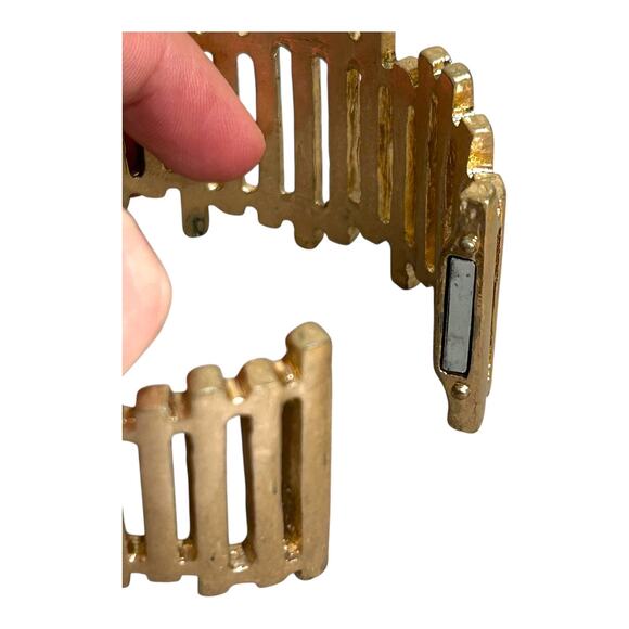 Kenneth Cole Picket Fence Gold Tone Chunky Hinge Bangle Magnetic Clasp Bracelet - Picture 5 of 7